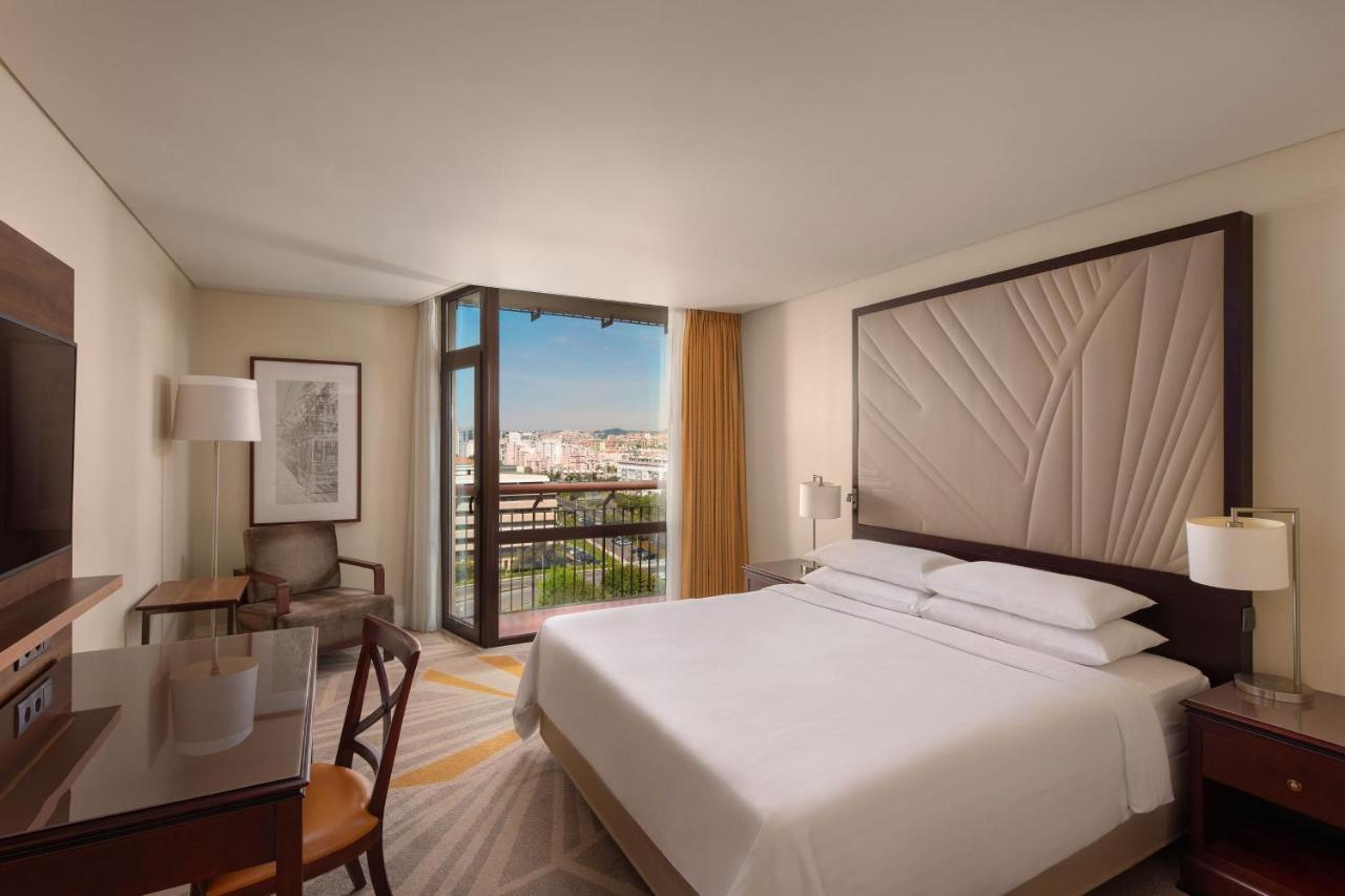 Chambre Lit King-Size Rénovée - Vue sur Piscine